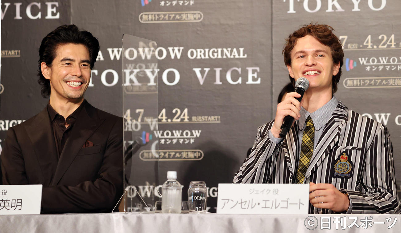 ドラマ「TOKYO VICE」記者会見で笑顔を見せるアンセル・エルゴート（右）と伊藤英明（撮影・浅見桂子）