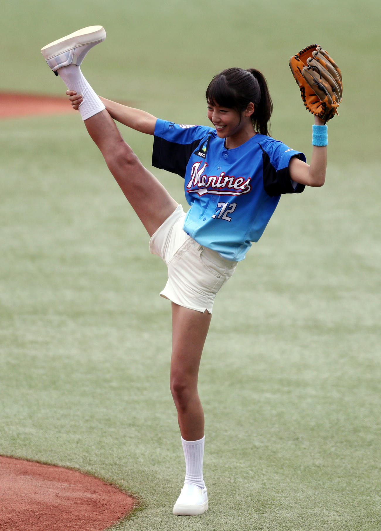始球式の前に、足を上げてストレッチをする岡副麻希アナ（16年8月）