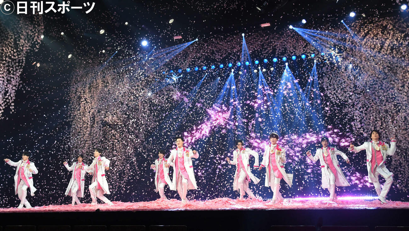 桜の花びら300万枚が舞う中、登場するSnow Man（撮影・酒井清司）