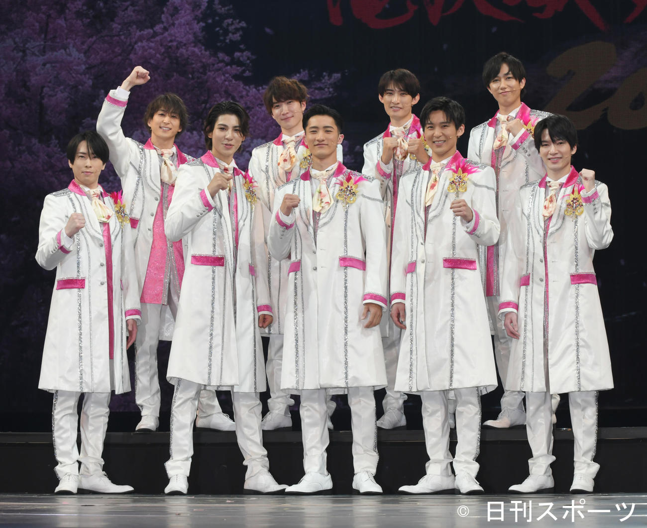 初日前会見で記念撮影するSnow Man。前列左から宮舘涼太、ラウール、岩本照、目黒蓮、深澤辰哉、後列左から佐久間大介、渡辺翔太、向井康二、阿部亮平（撮影・酒井清司）