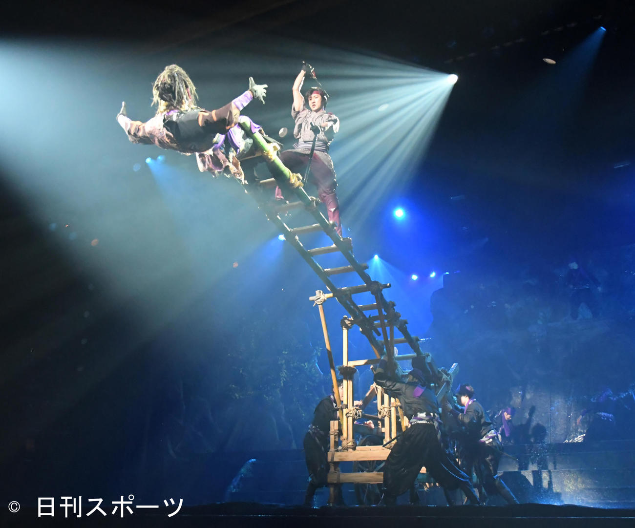 ハシゴが客席にせり出し、ラウール（左上）と岩本照が死闘を繰り広げるクライマックス（撮影・酒井清司）