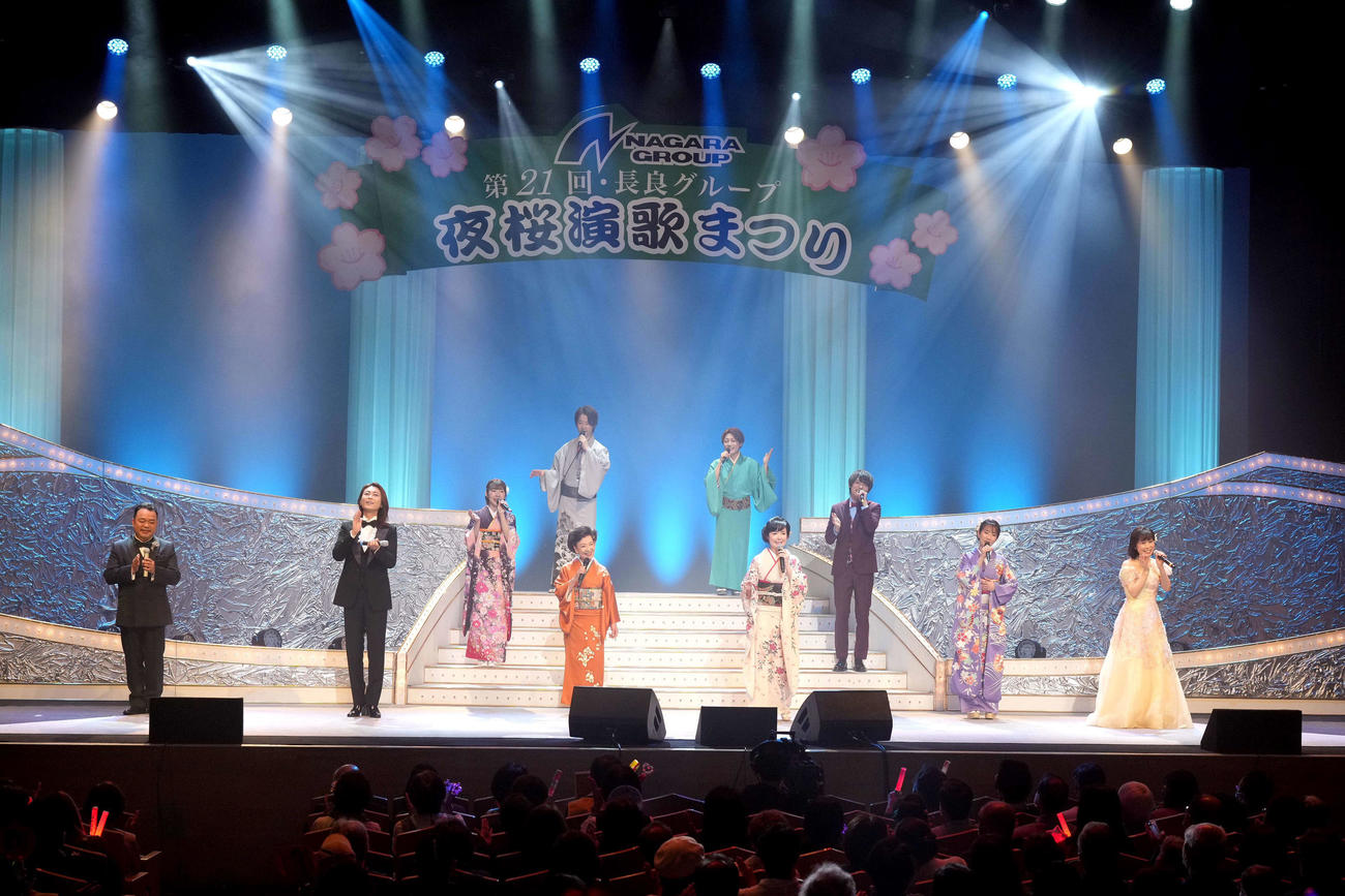 長良グループが行った「夜桜演歌まつり」
