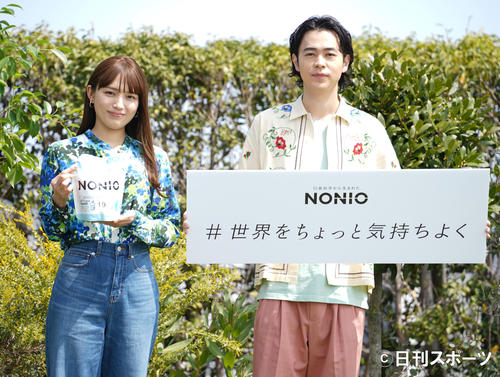 「NONIO」の新CM発表会に登壇した、左から川口春奈、成田凌（撮影・佐藤勝亮）