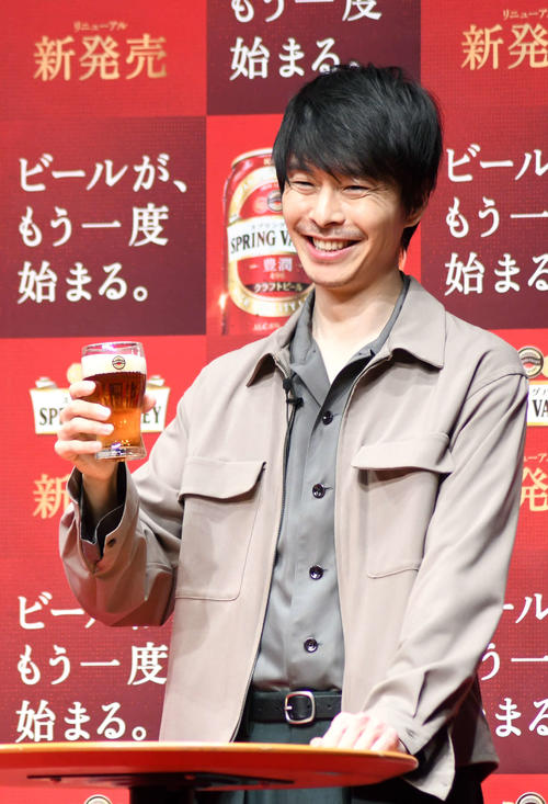 キリンビールの新「スプリングバレー」感動体験プロジェクト発表会でビール片手に笑顔の長谷川博己（撮影・大友陽平）