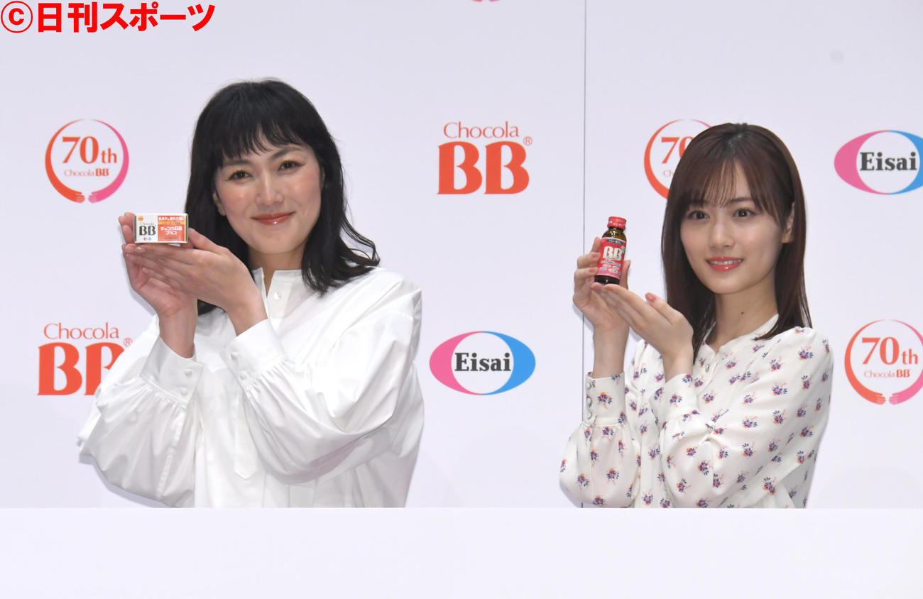 チョコラBBの新CM発表会で、親子役で共演した板谷由夏（左）と山下美月（撮影・酒井清司）