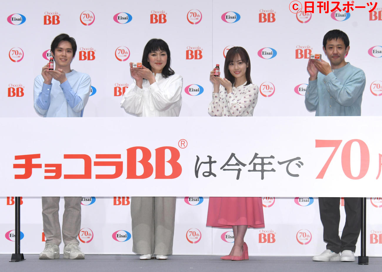 チョコラBBの新CM発表会で、記念撮影する左から細田佳央太、板谷由夏、山下美月、濱津隆之（撮影・酒井清司）