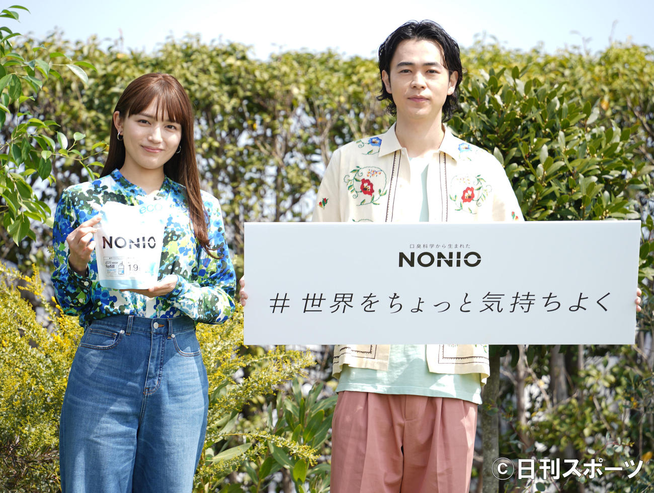 「NONIO」の新CM発表会に登壇した、左から川口春奈、成田凌（撮影・佐藤勝亮）