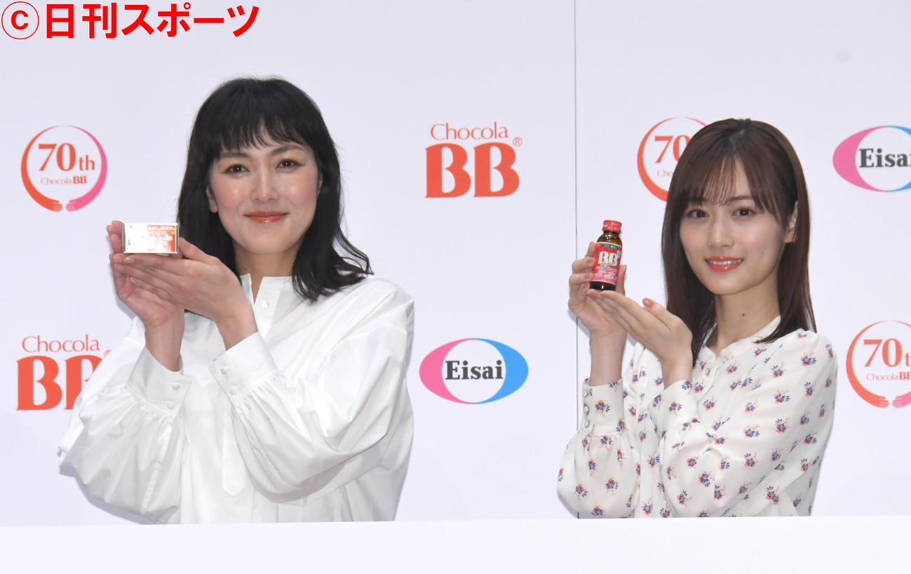 チョコラBBの新CM発表会で、親子役で共演した板谷由夏（左）と山下美月（撮影・酒井清司）