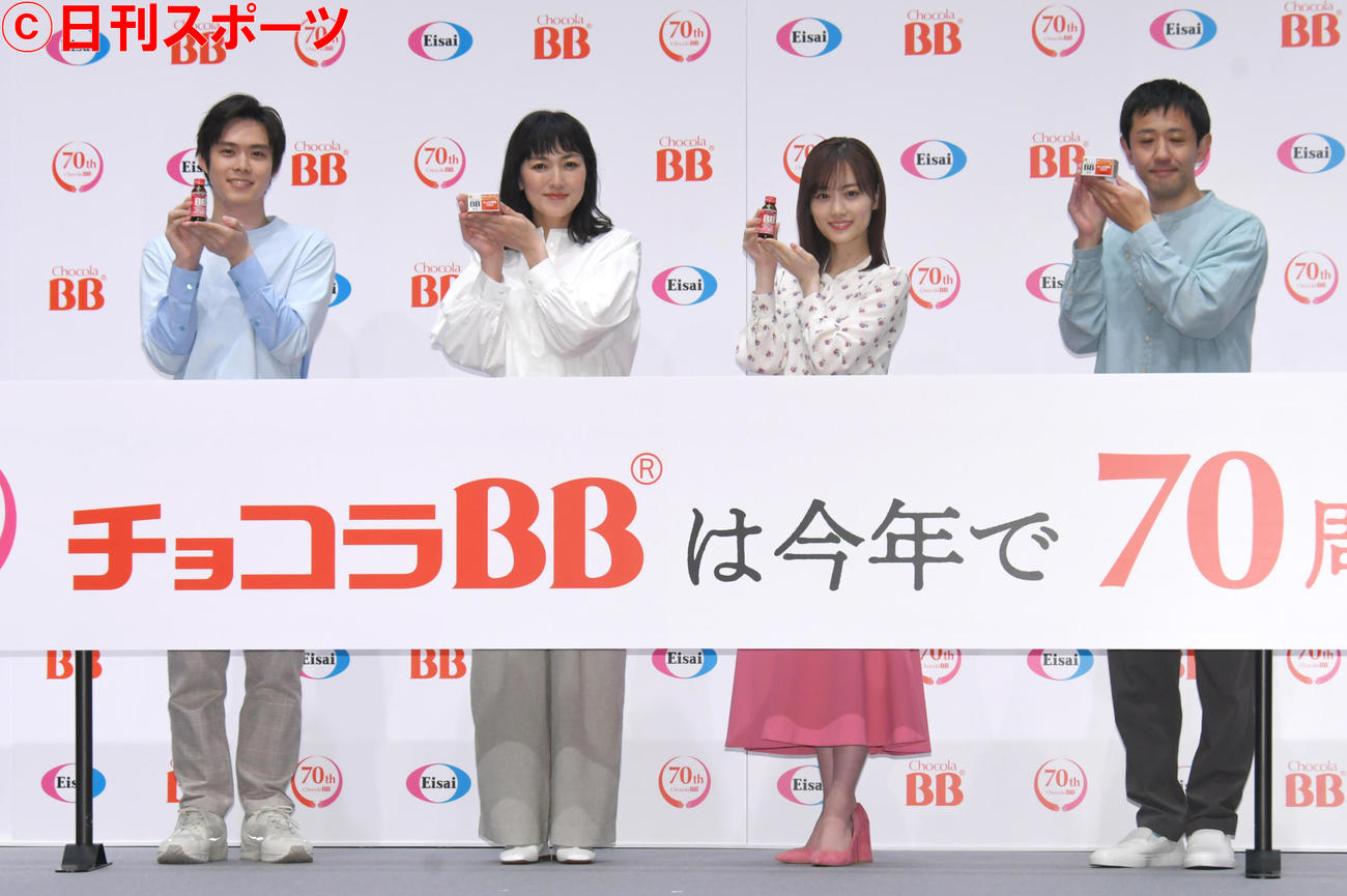 チョコラBBの新CM発表会で、記念撮影する左から細田佳央太、板谷由夏、山下美月、濱津隆之（撮影・酒井清司）
