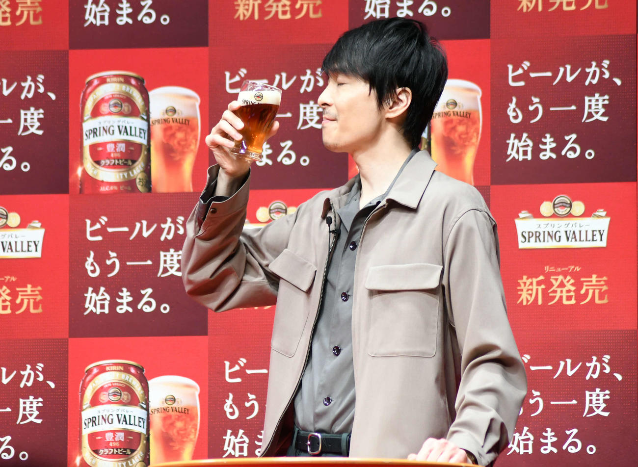 キリンビールの新「スプリングバレー」感動体験プロジェクト発表会で試飲する長谷川博己（撮影・大友陽平）