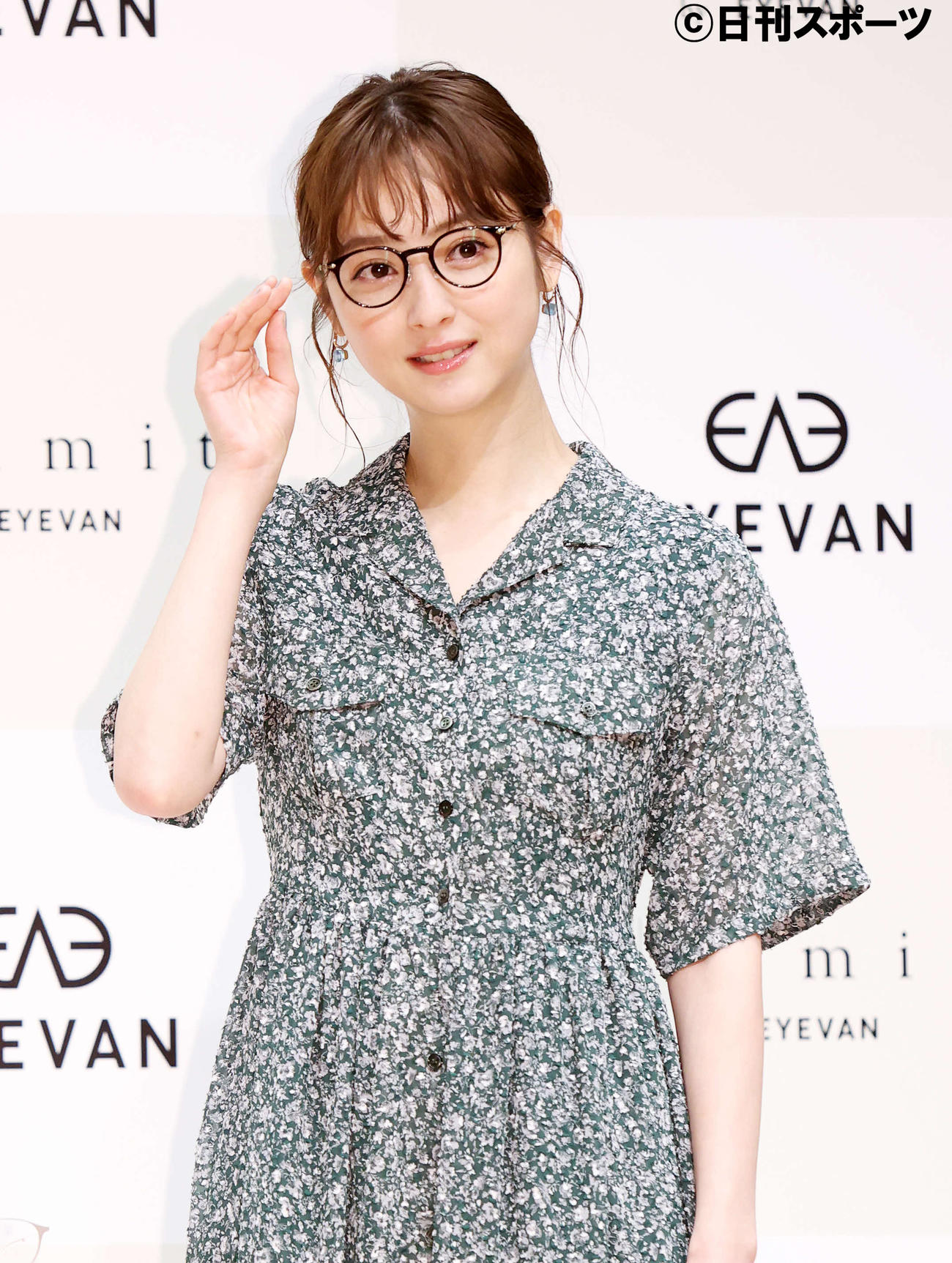 メガネ姿でポーズを決める佐々木希（撮影・鈴木正人）