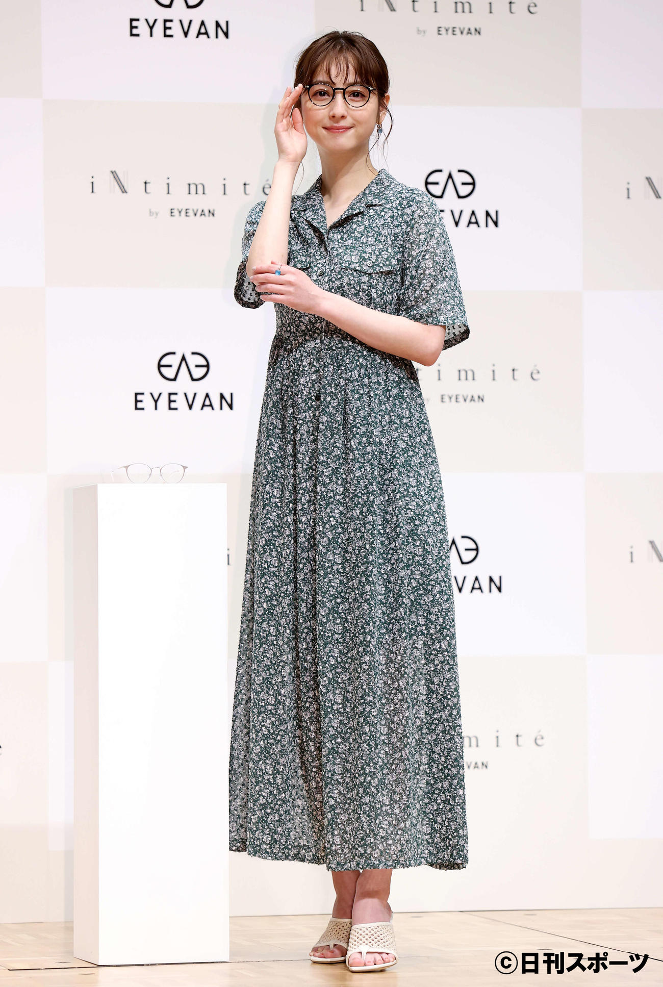 メガネ姿でポーズを決める佐々木希（撮影・鈴木正人）