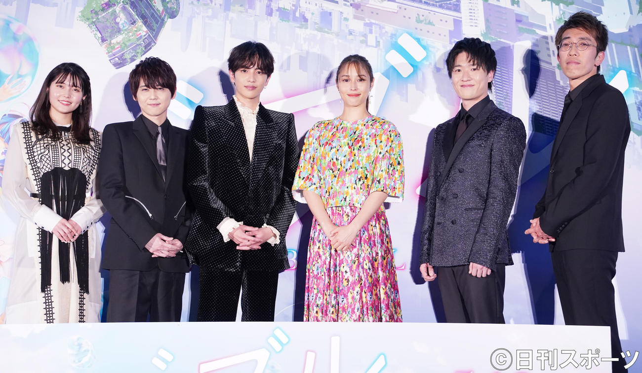 アニメ映画「バブル」の完成披露イベントの登壇者。左から千本木彩花、梶裕貴、志尊淳、広瀬アリス、畠中祐、荒木哲郎監督（撮影・佐藤勝亮）