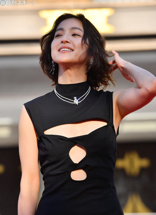 「シジエム　サンス　パル　カルティエ」の内覧会でレッドカーペットを歩く中村アン（撮影・和賀正仁）