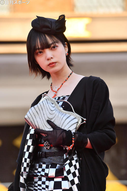「シジエム　サンス　パル　カルティエ」の内覧会でレッドカーペットを歩く平手友梨奈（撮影・和賀正仁）
