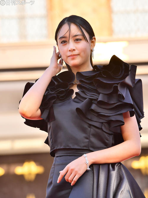 「シジエム　サンス　パル　カルティエ」の内覧会でレッドカーペットを歩く山本美月（撮影・和賀正仁）