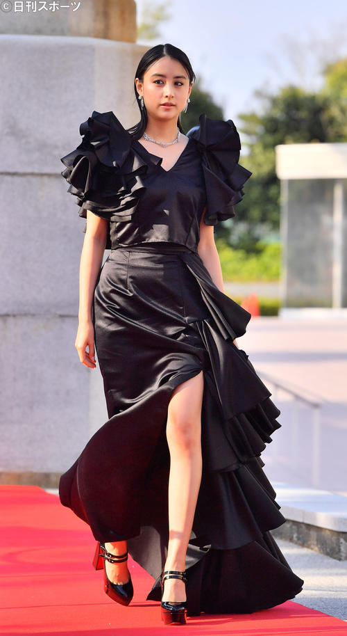 「シジエム　サンス　パル　カルティエ」の内覧会でレッドカーペットを歩く山本美月（撮影・和賀正仁）