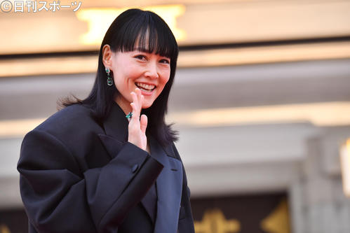 「シジエム　サンス　パル　カルティエ」の内覧会でレッドカーペットを歩く菊地凛子（撮影・和賀正仁）