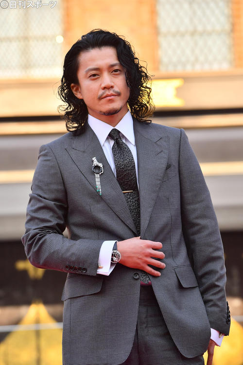 「シジエム　サンス　パル　カルティエ」の内覧会でレッドカーペットを歩く小栗旬（撮影・和賀正仁）