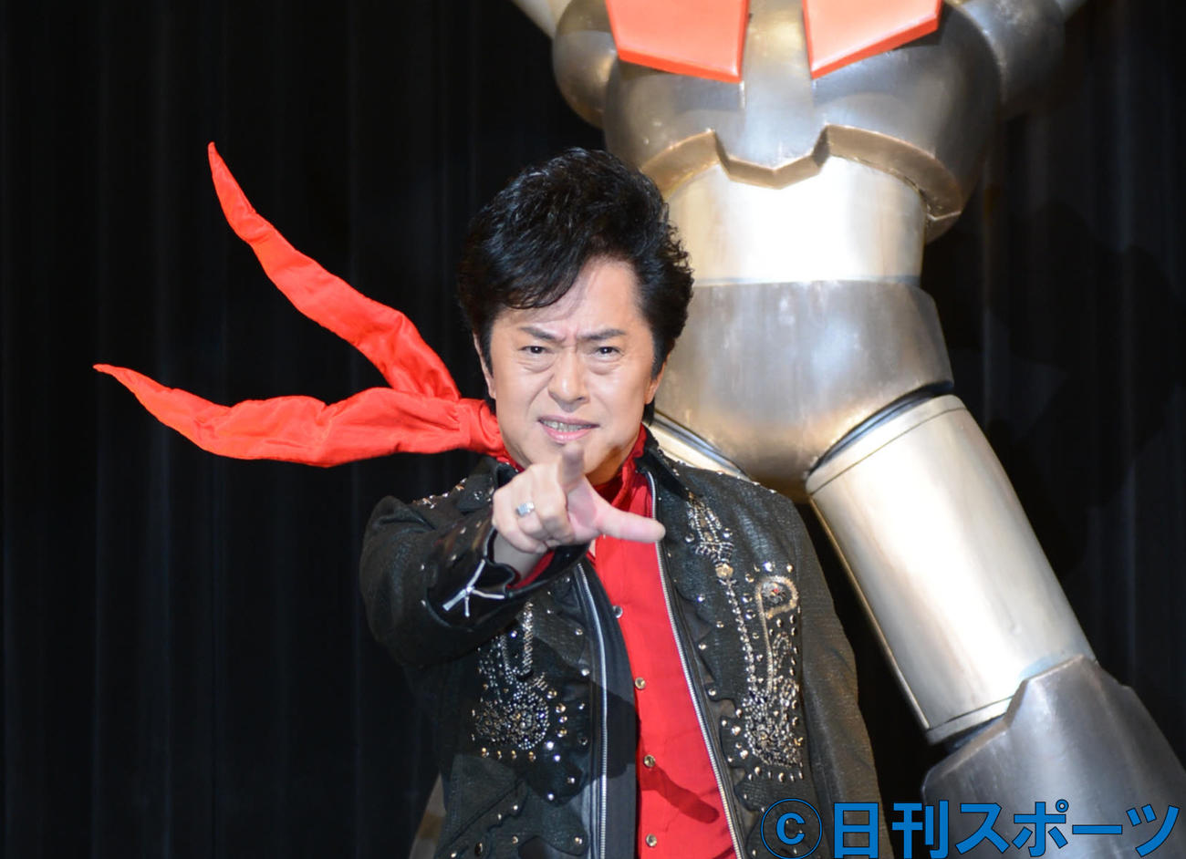 「ゼーット！」と絶叫しながらポーズを取る水木一郎（2012年12月撮影）