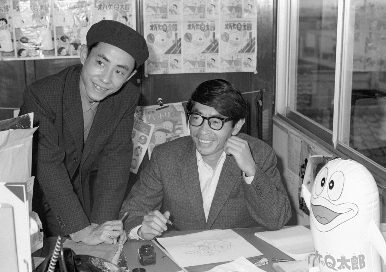 65年11月、若き日の藤子・F・不二雄さん（左）と藤子不二雄Aさん（共同）