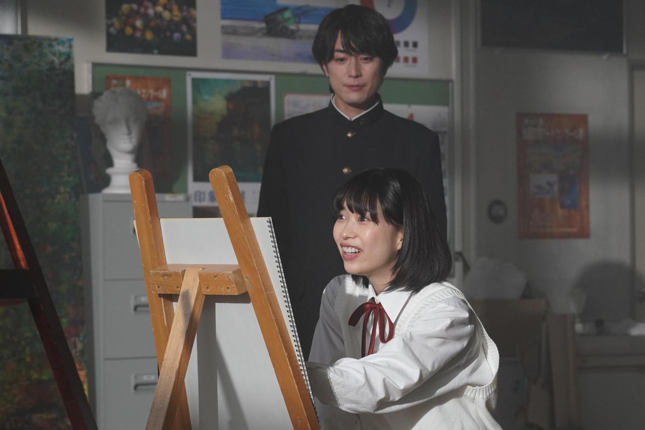 ヤンキー一家に育った難破剛（間宮祥太朗＝左）は、普通の高校に入って藤田深雪（森川葵）らと同級生になった（C）フジテレビ