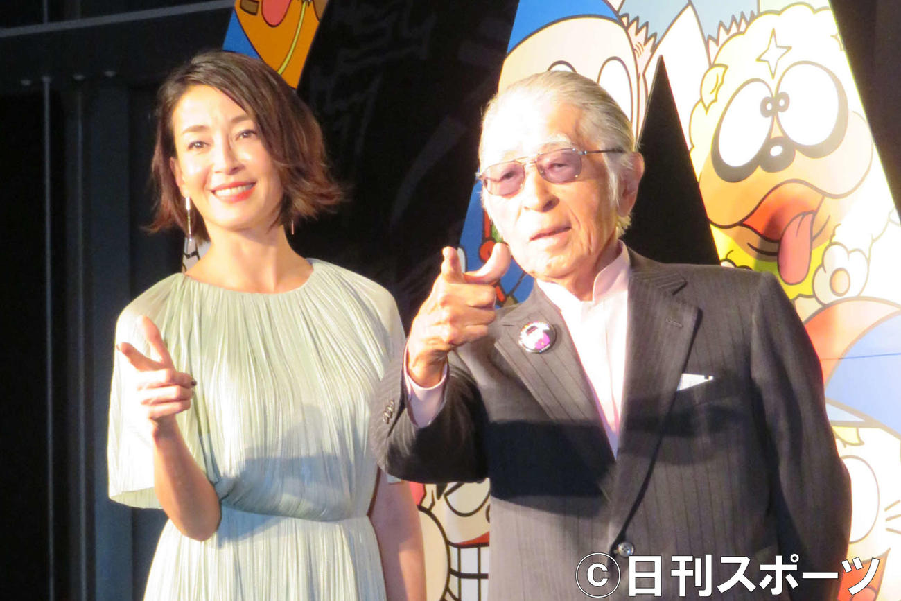 18年10月、セレモニーで宮沢りえ（左）とポーズをとる藤子不二雄Aさん