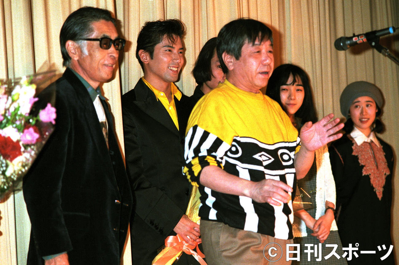 「トキワ荘の青春」の舞台あいさつで、漫画家赤塚不二夫さん（中央）らと