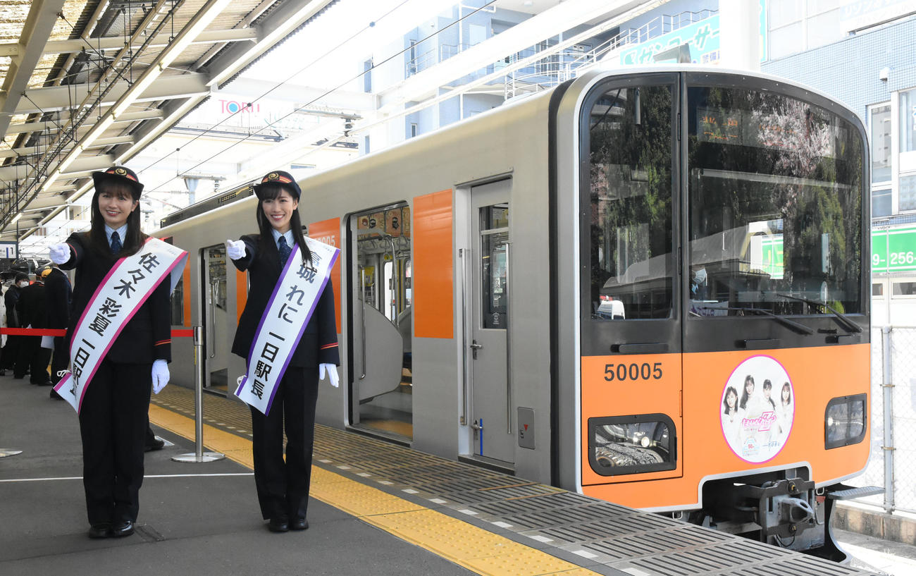 佐々木彩夏（左）と高城れにの出発合図で発車した「ももいろクローバーZ号」（撮影・酒井清司）