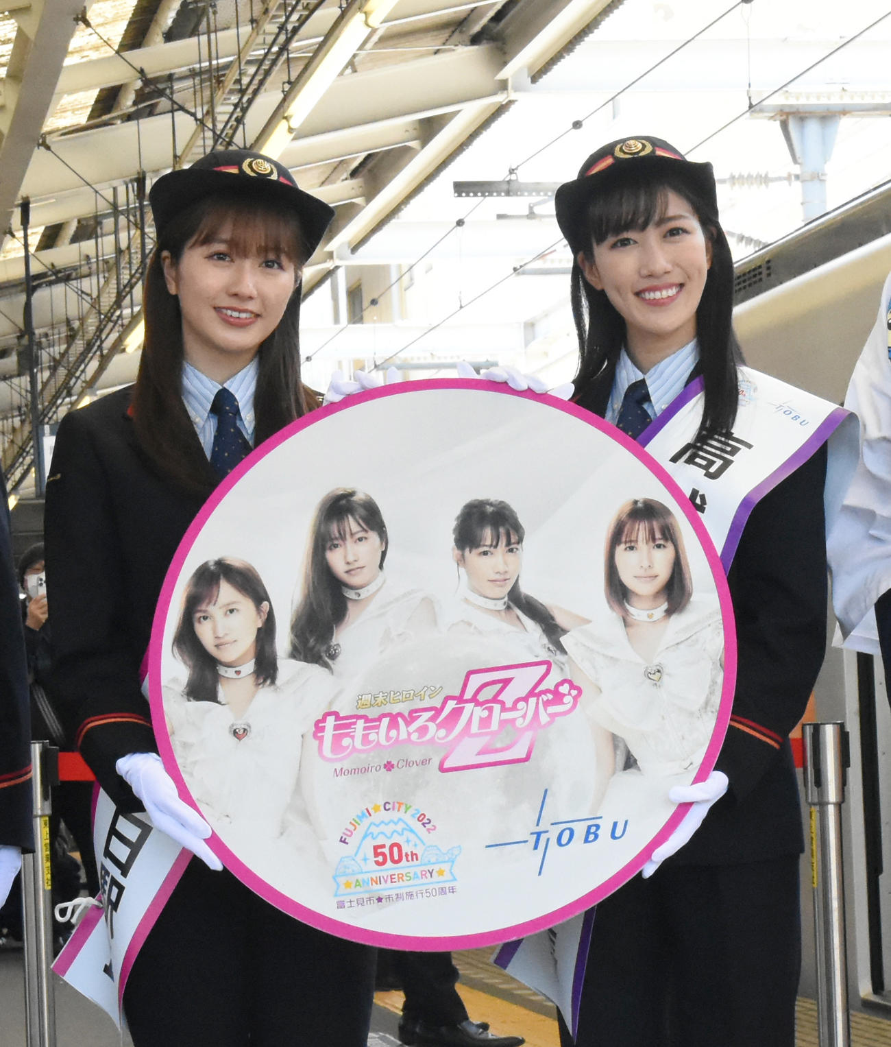 ヘッドマークを手に笑顔を見せる、ももいろクローバーZの佐々木彩夏（左）と高城れに（撮影・酒井清司）