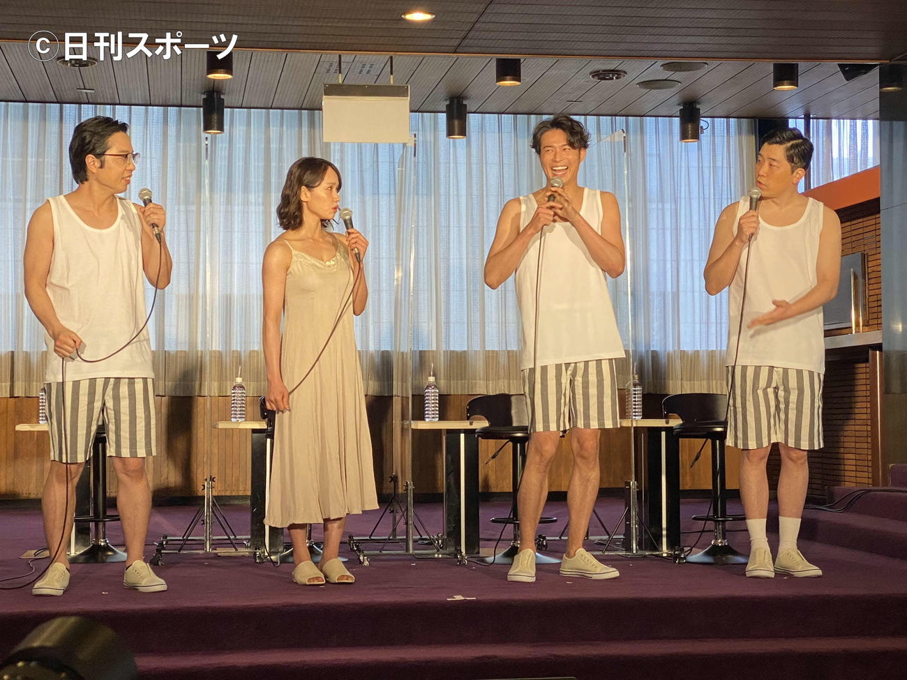 舞台「THE 39 STEPS」の制作会見で、クロストークをする左から小松利昌、ソニン、平方元基、あべこうじ（撮影・加藤理沙）