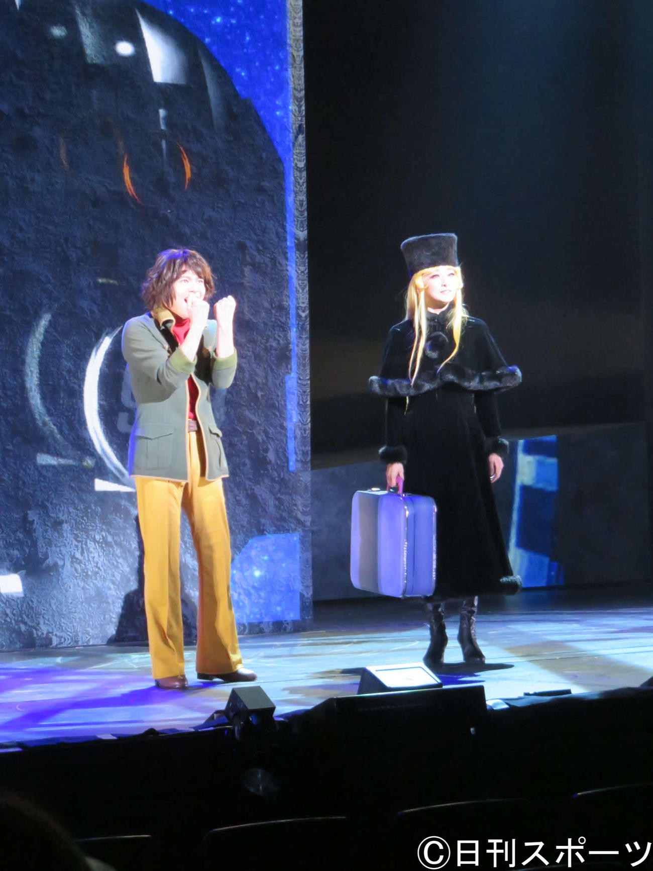 舞台「銀河鉄道999 THE MUSICAL」で星野鉄郎役の中川晃教（左）メーテル役の花總まり