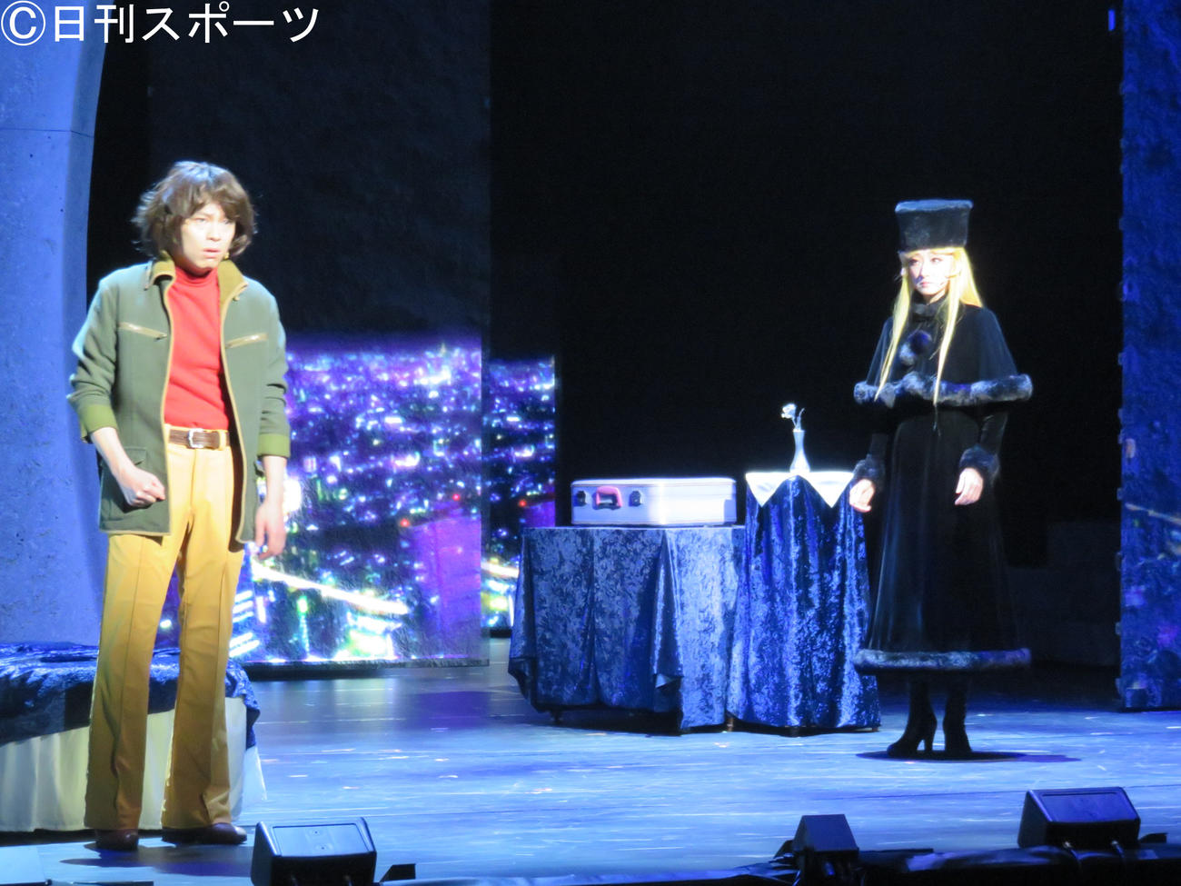 舞台「銀河鉄道999 THE MUSICAL」で星野鉄郎役の中川晃教（左）メーテル役の花總まり
