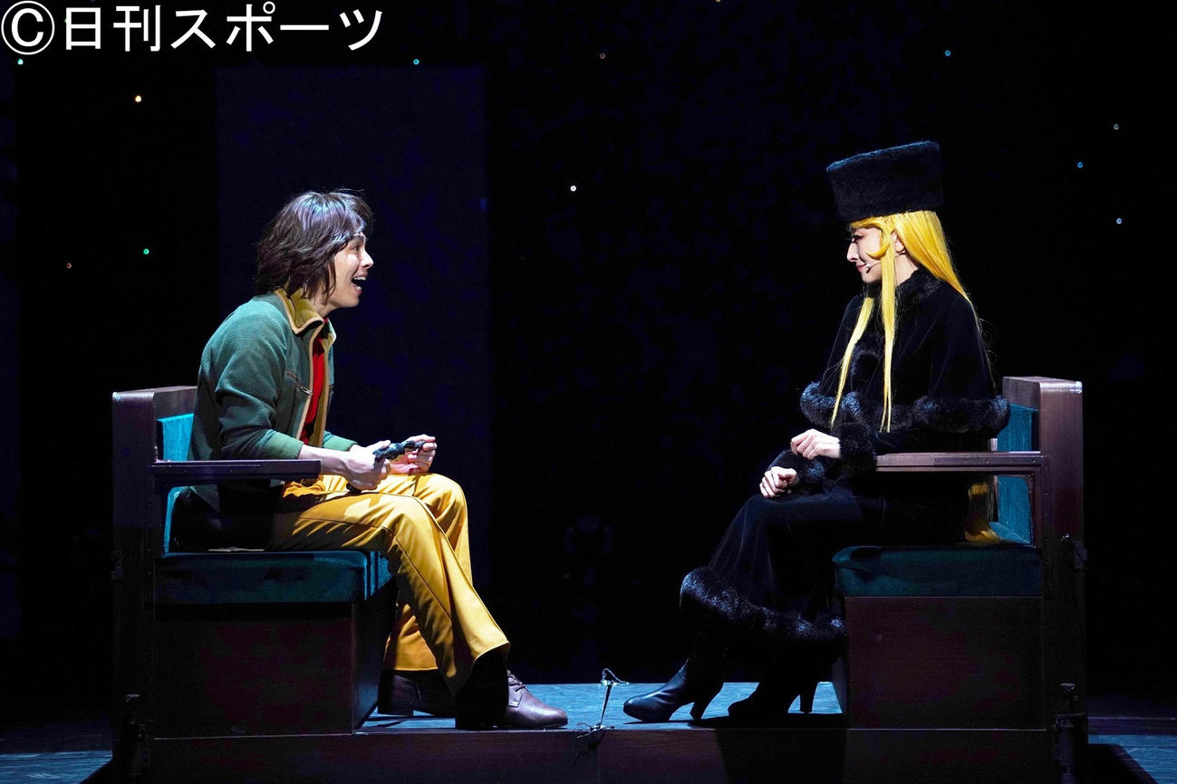 舞台「銀河鉄道999 THE MUSICAL」で星野鉄郎役の中川晃教（左）メーテル役の花總まり
