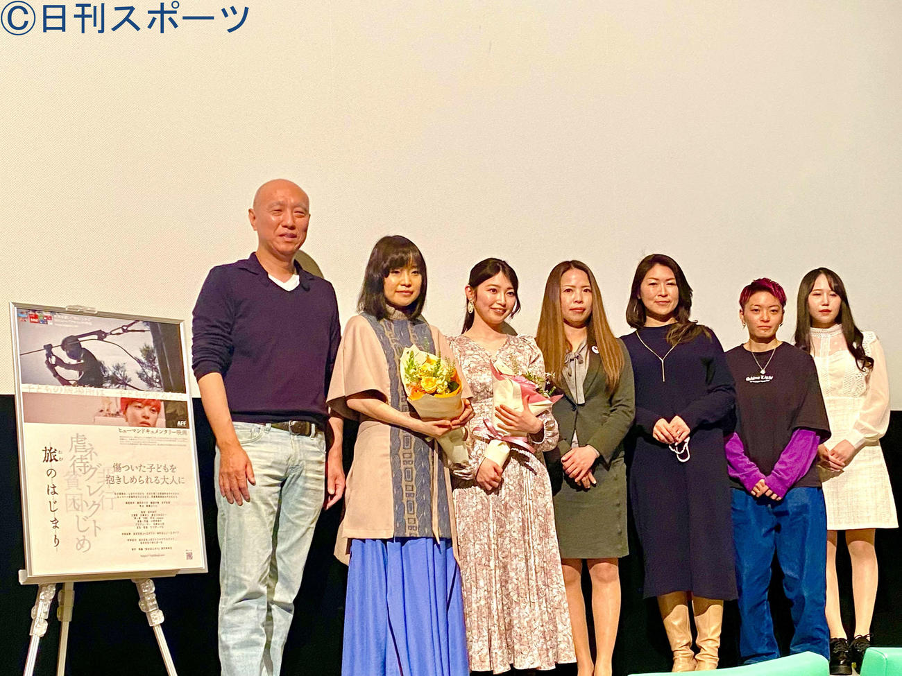 映画「旅のはじまり」の初日舞台あいさつに登壇した、左から松本和巳監督、川嶋あい、小野華那子、岡田美幸、小杉沙織、隼汰、綾藤さくら（撮影・加藤理沙）
