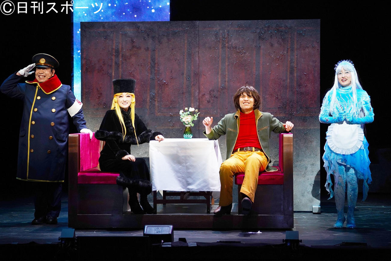 舞台「銀河鉄道999 THE MUSICAL」。（左から）徳永ゆうき、花總まり、中川晃教、梅田彩佳