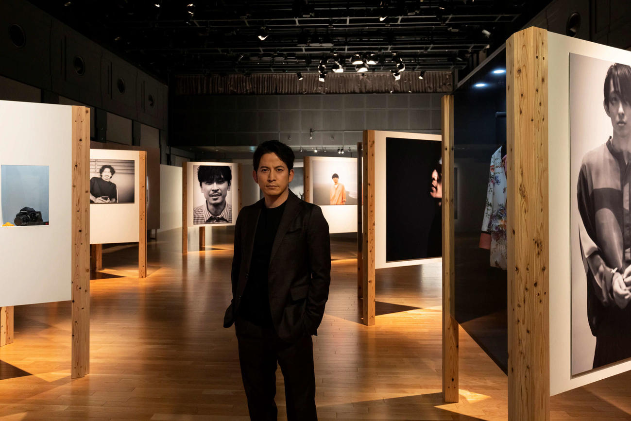 写真展「Guys　俺たち」取材会を行った岡田准一