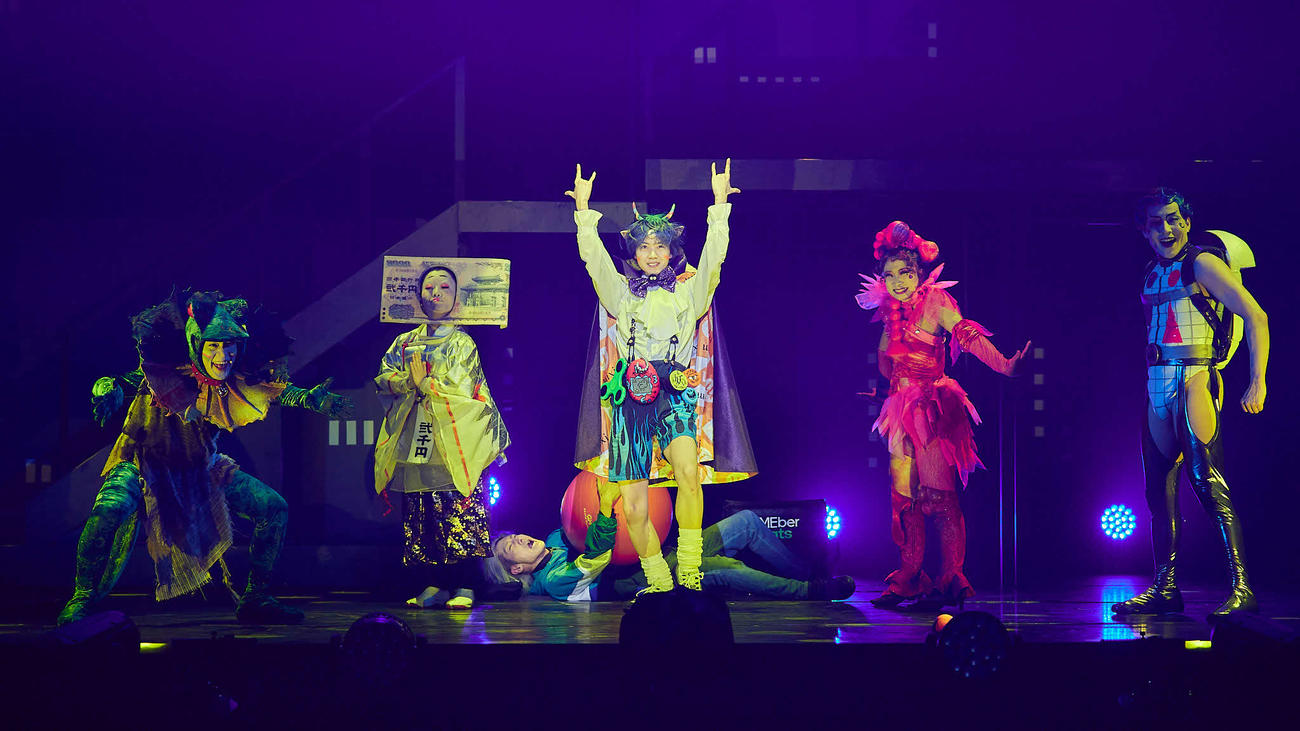 舞台「梅棒　14th WONDER『おどんろ』」に出演する小越勇輝（中央）（C）飯野高拓