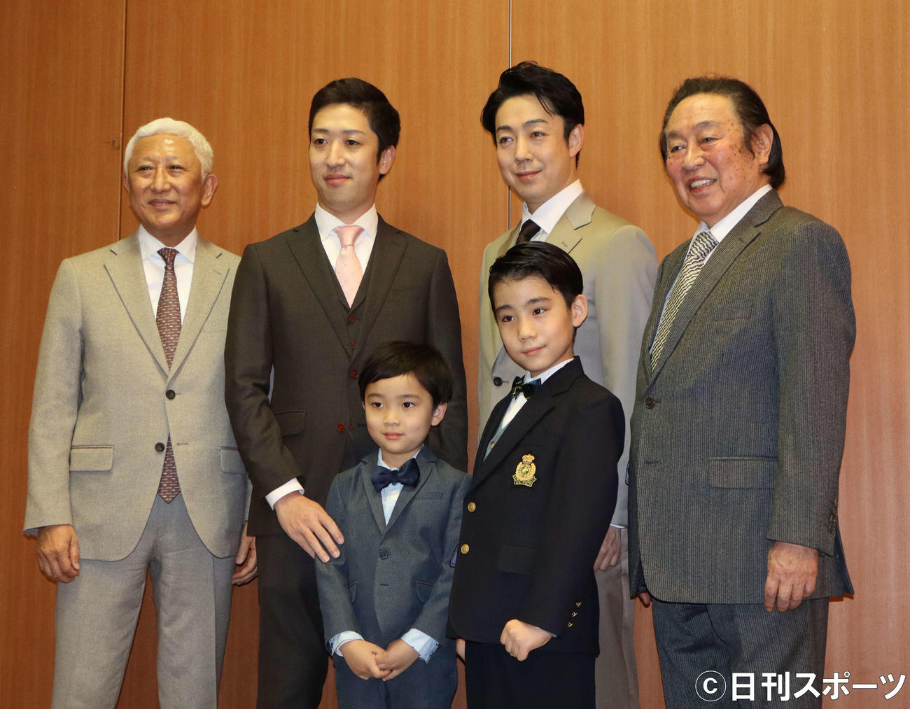 「團菊祭五月大歌舞伎」の取材会に出席した、前列左から小川大晴君、尾上丑之助、後列左から中村時蔵、中村梅枝、尾上菊之助、尾上菊五郎（撮影・小林千穂）