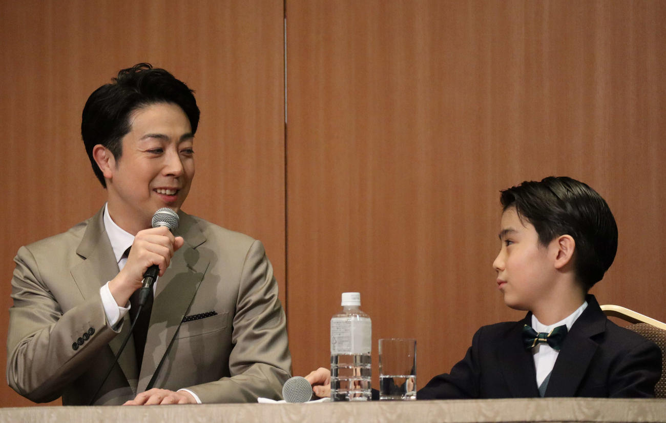 「團菊祭五月大歌舞伎」の取材会で、尾上菊之助（左）は長男丑之助の質問に答える（撮影・小林千穂）