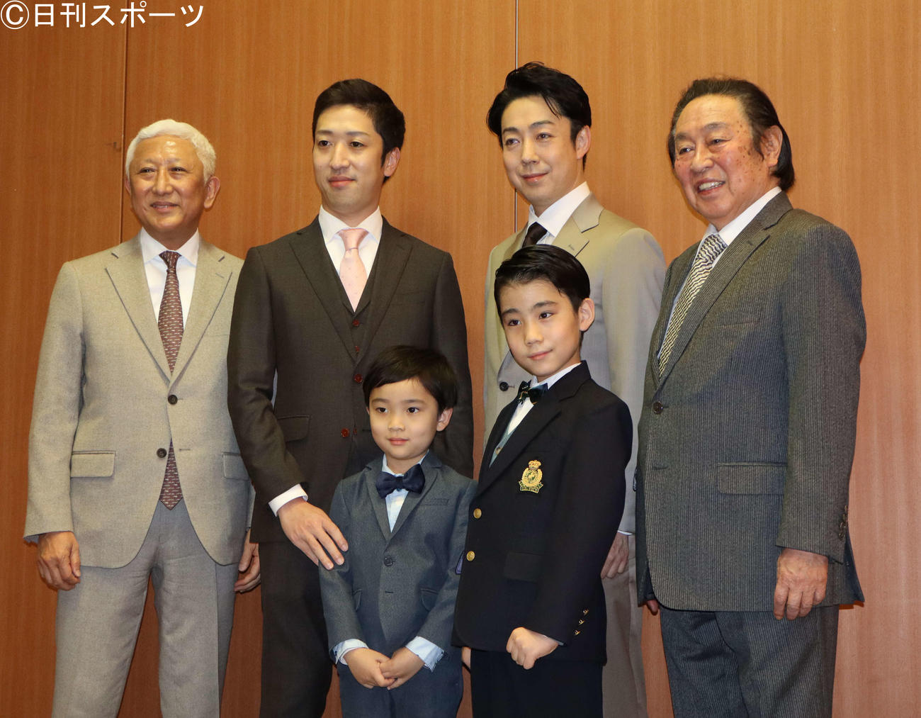 「團菊祭五月大歌舞伎」の取材会に出席した、前列左から小川大晴君、尾上丑之助、後列左から中村時蔵、中村梅枝、尾上菊之助、尾上菊五郎（撮影・小林千穂）