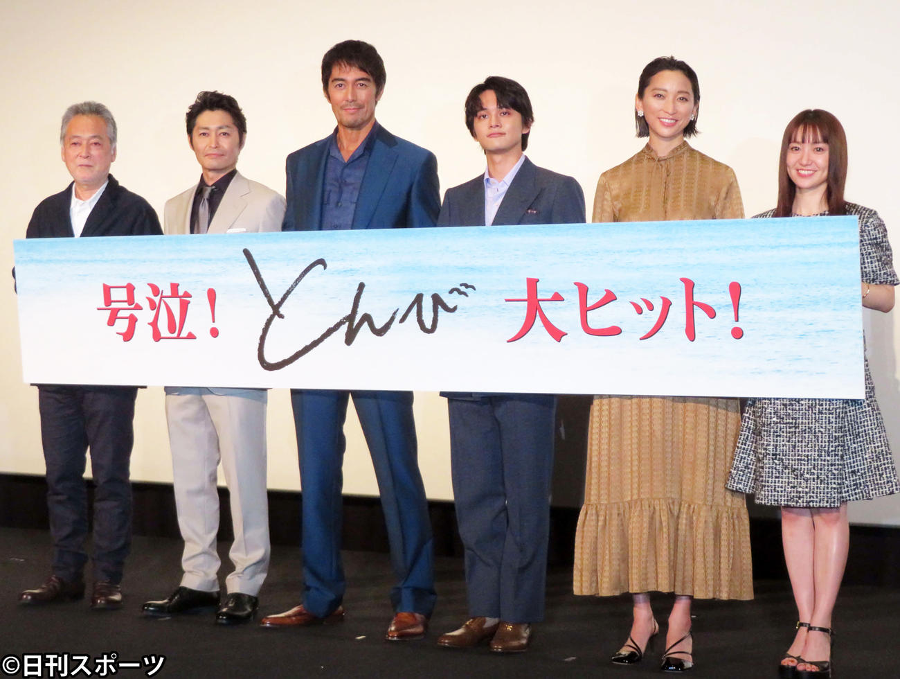 映画「とんび」初日舞台あいさつに登壇した、左から瀬々敬久監督、安田顕、阿部寛、北村匠海、杏、大島優子（撮影・村上幸将）