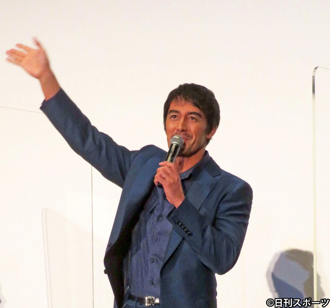 映画「とんび」初日舞台あいさつで手を振ってエールを送る阿部寛（撮影・村上幸将）