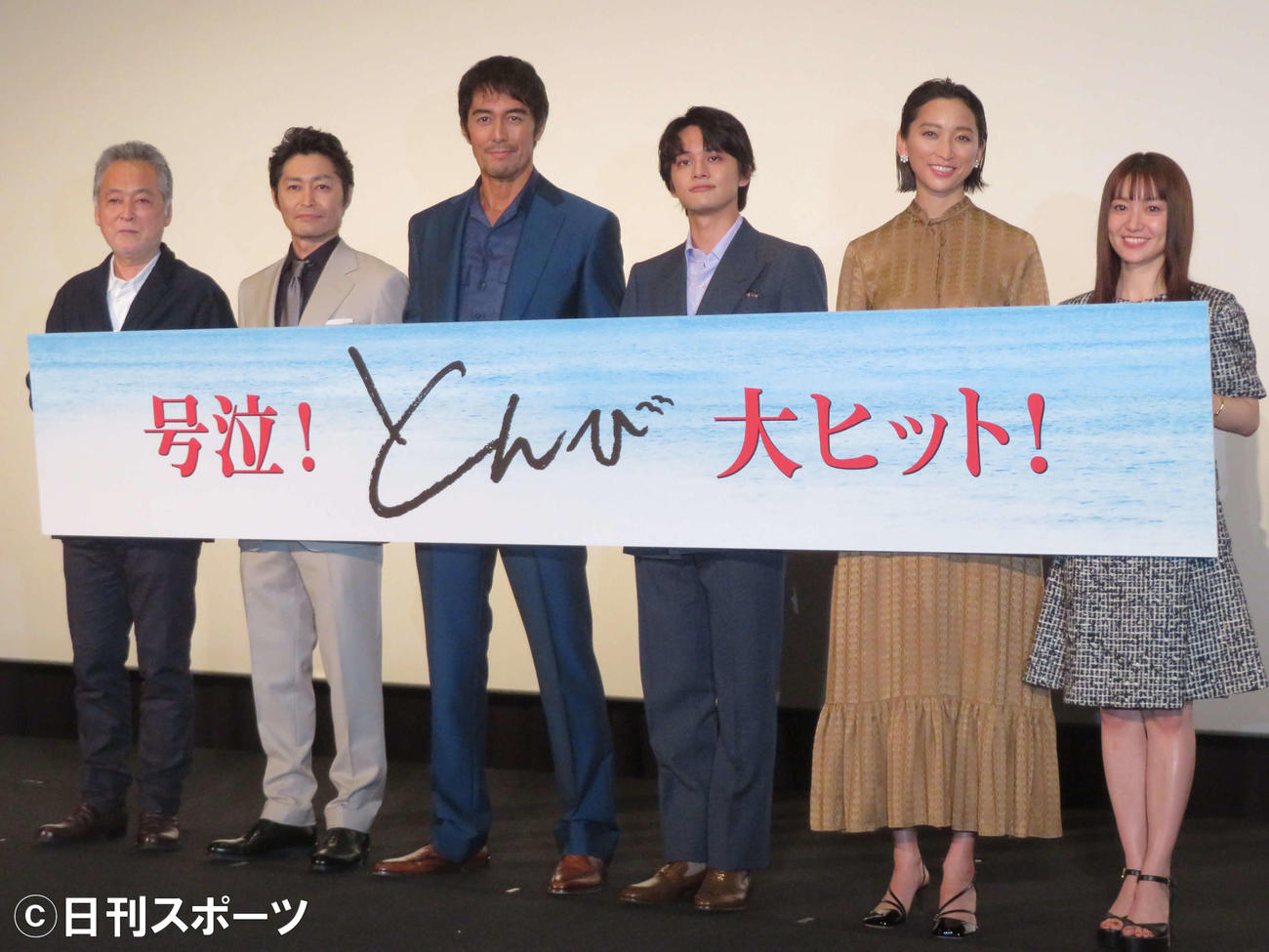 映画「とんび」初日舞台あいさつに登壇した、左から瀬々敬久監督、安田顕、阿部寛、北村匠海、杏、大島優子（撮影・村上幸将）