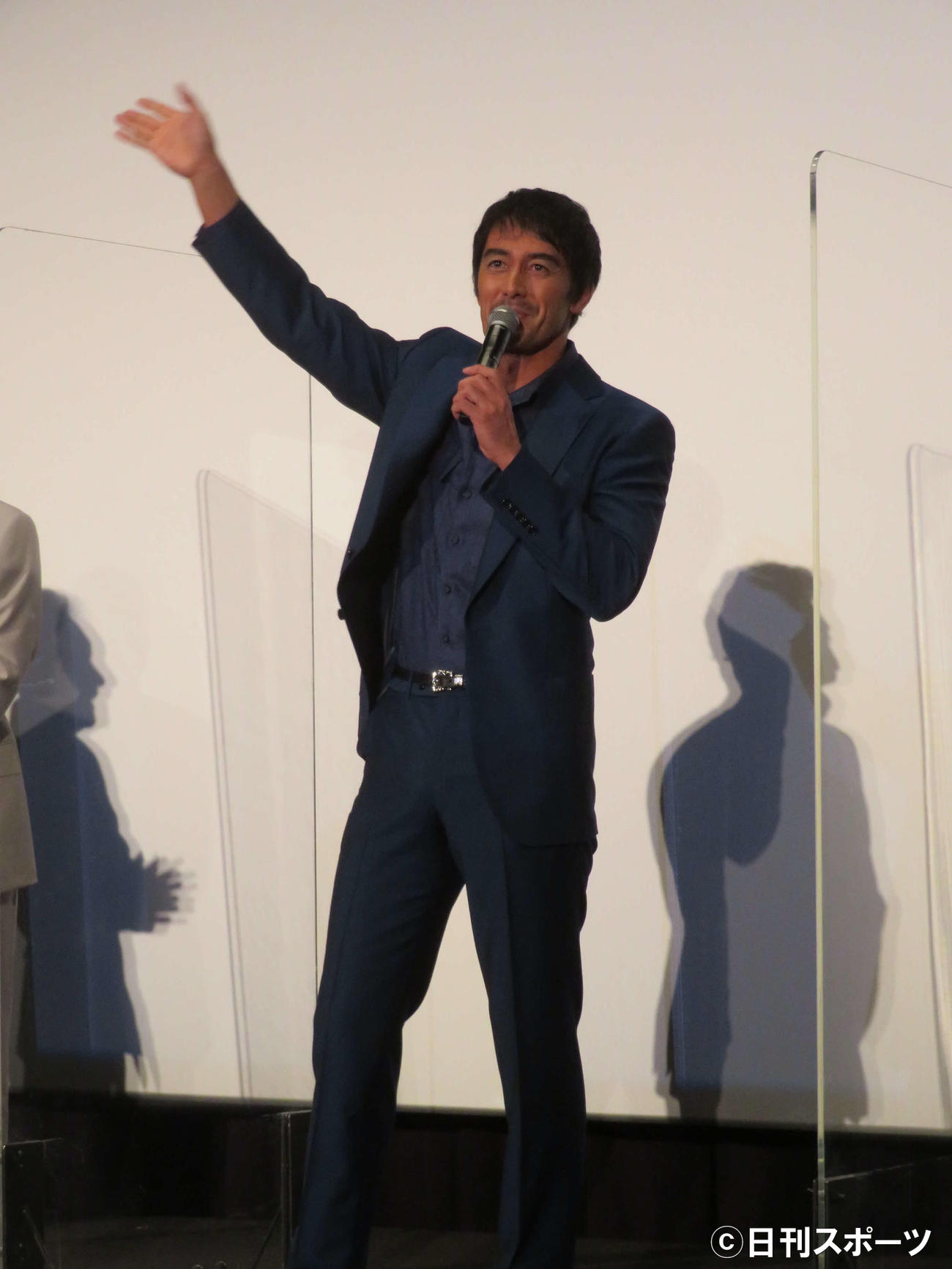 映画「とんび」初日舞台あいさつで手を振ってエールを送る阿部寛（撮影・村上幸将）