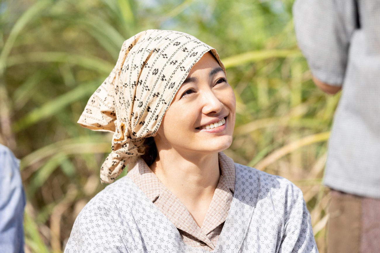主人公・暢子の母・比嘉優子（仲間由紀恵）(C)NHK