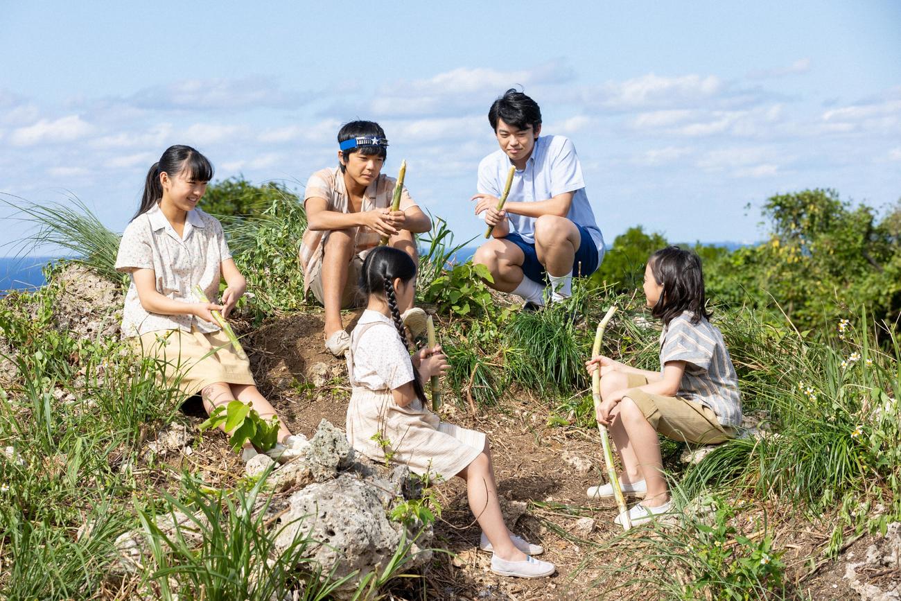 朝ドラ「ちむどんどん」第4回から。比嘉家の夕食会後に仲が深まった青柳史彦（後列右端＝田中奏生）と比嘉家の４きょうだい（C）NHK