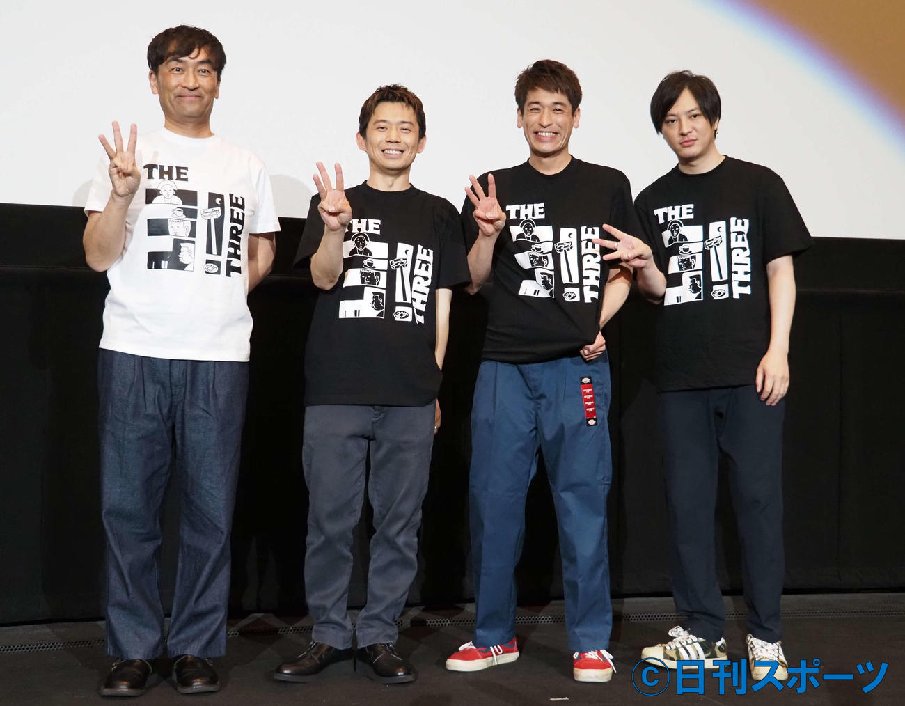 ドラマ「THE3名様～リモートだけじゃ無理じゃね？～」初日舞台あいさつに登壇した、左から森谷雄監督、岡田義徳、佐藤隆太、塚本隆史（撮影・遠藤尚子）