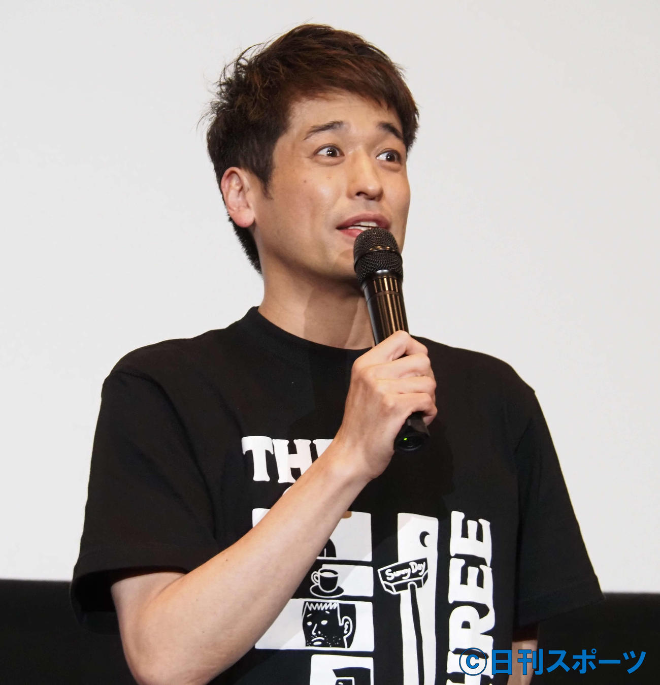 ドラマ「THE3名様～リモートだけじゃ無理じゃね？～」初日舞台あいさつに登壇した佐藤隆太（撮影・遠藤尚子）