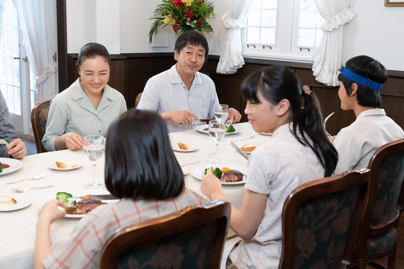 朝ドラ「ちむどんどん」第5回のシーンから。母・優子（後列左＝仲間由紀恵）、父・賢三（同右＝大森南朋）ら比嘉家の家族は初めてのレストランでの食事に笑顔があふれる（C）NHK